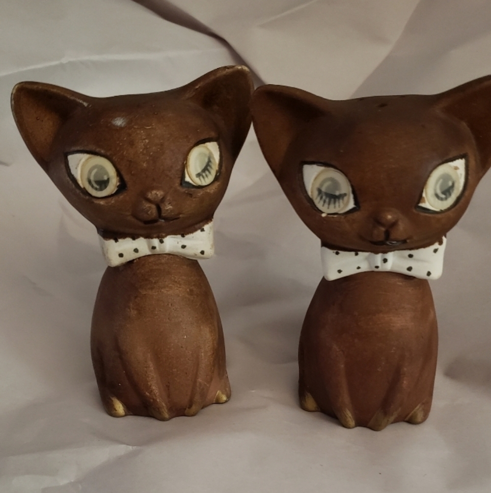 Lego Japan Salt And Pepper Shakers Cat Figurines Sport A Polka Dotted Bows As Is